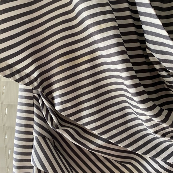 Flattering Ann Taylor 6 seersucker top - Picture 4 of 4